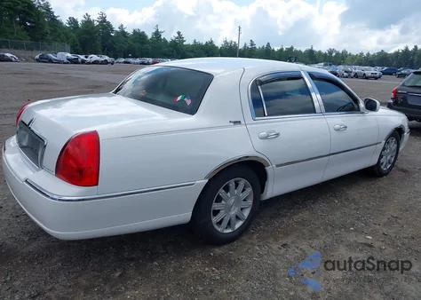 2010 Lincoln Town Car Signature Limited from USA, damaged, VIN 2LNBL8CV4AX629345